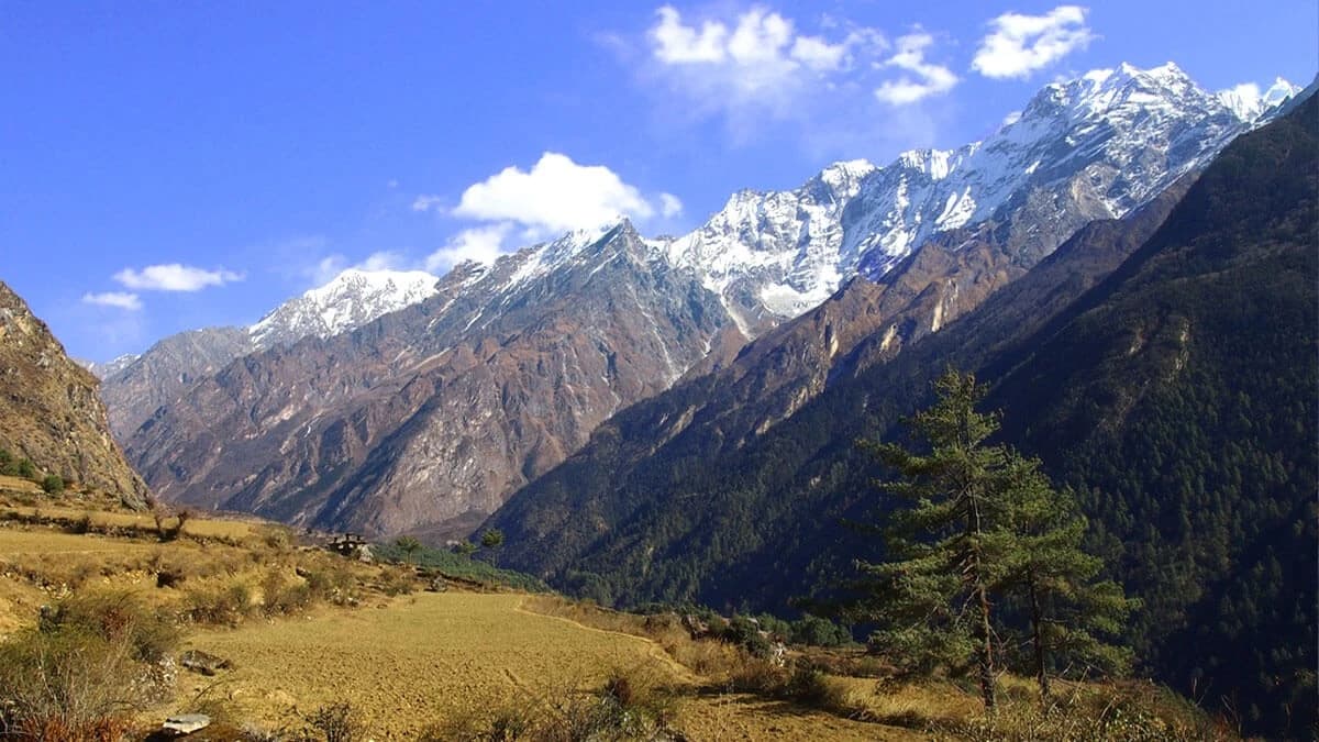 Trekking to Manaslu Tsum Valley