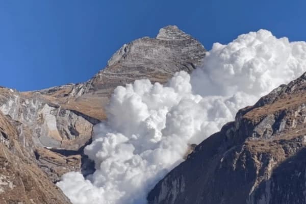avalance-in-nepal-in-spring