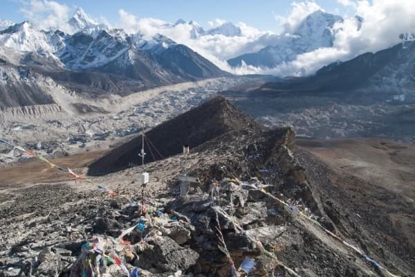 kala-patthar-viewpoint-with-trekkers