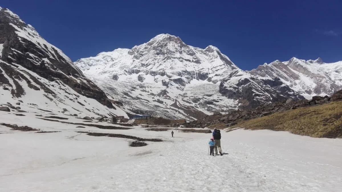 april-annapurna-base-camp-coldness