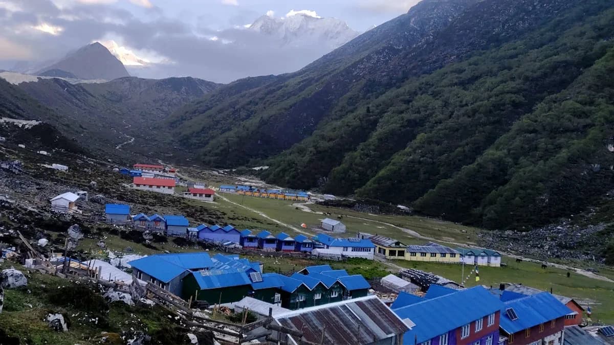 hotess-in-the-manaslu-circuit -trek