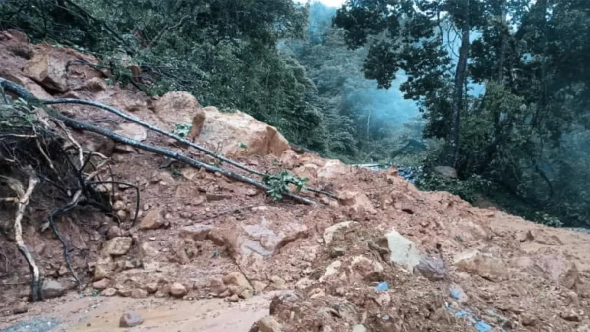 namche-jorsalle-route-blocked-by-landslide