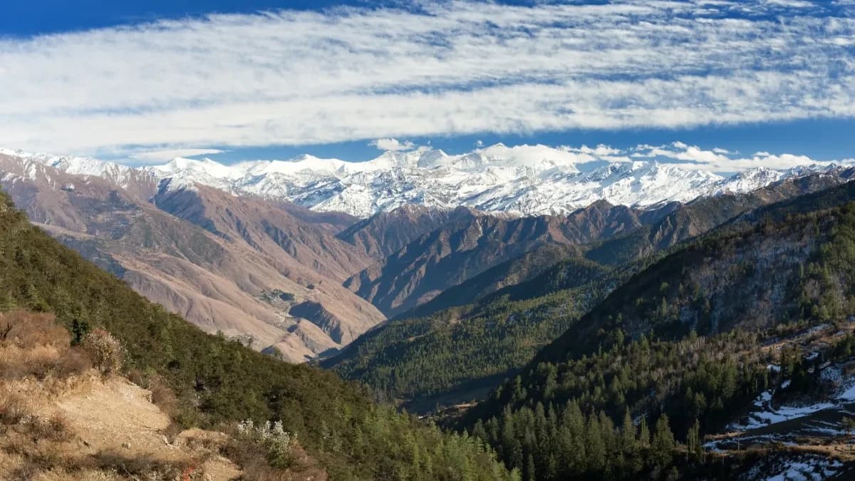 lower-dolpo-trek-with-snow-capped-himalayan-peaks