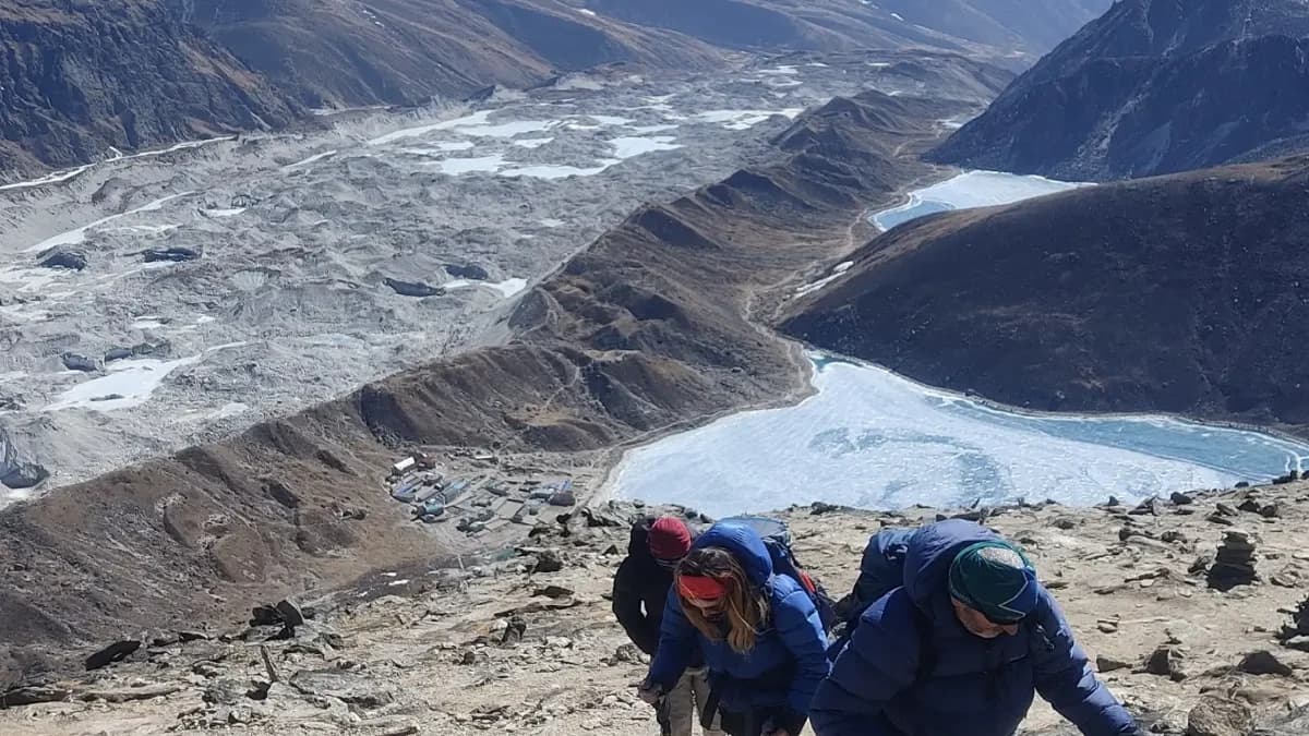 People-doing-gokyo-lake-trek