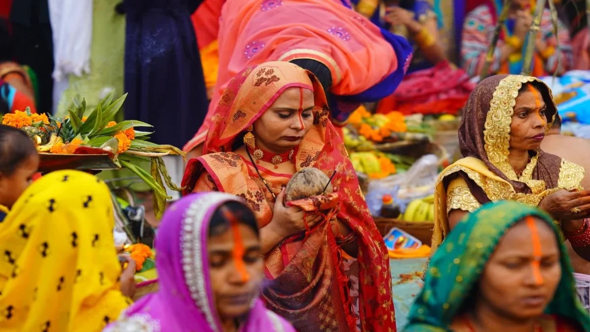women-worshipping-sun-in-chhath